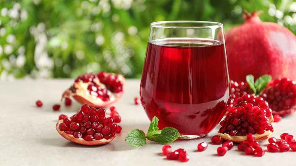 آبمیوه طبیعی انار با طعم اصیل میوه و رنگ قرمز طبیعی
